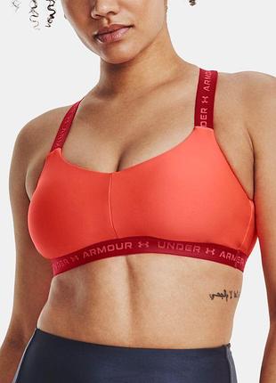 Спортивный бра under armour crossback low в ярком оранжевом цвете с контрастной эластичной лентой