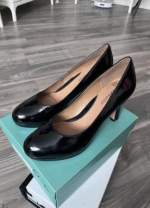 Туфлі clarks чорні лакові шкіряні 40 розмір каблук 9 см