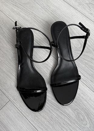 Чорні класичні босоніжки на маленькому підборі kitten heels