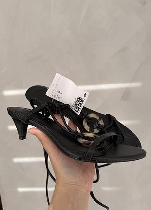 Стильні босоніжки з завʼязками на маленькому підборі h&m, 37р