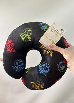 Це дорожня подушка primark з принтом гербів факультетів гоґвортсу з «гаррі поттера