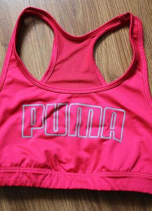 Яскраво-рожевий спортивний топ puma 4keeps з великим сріблястим логотипом
