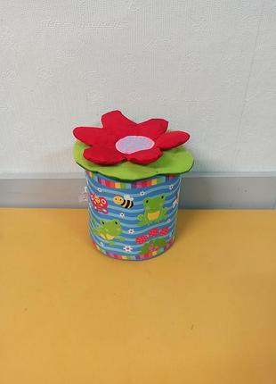 М'яка іграшка "frog-in-a-box" від бренду galt toys, яка є сучасною версією класичної забави "jack-in-a-box".