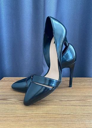 Продам взуття фірми stradivarius.