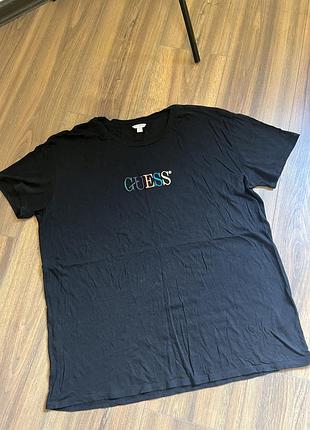 Черна футболка guess вінтаж, центр лого size l