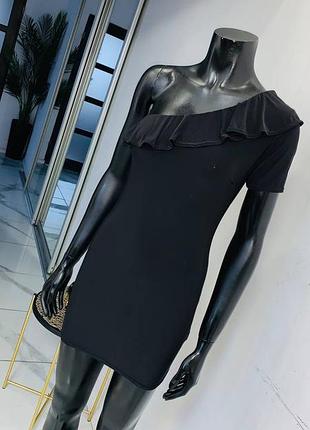 Черное платье на одно плечо с воланом boohoo (размер uk 12 / l)