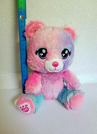 Плюшевий ведмідь build-a-bear з рожевим, блакитним та фіолетовим хутром у техніці тай-дай.