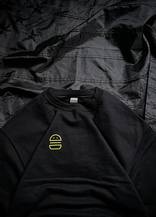 Oversized gildan v-face black sweatshirt 3