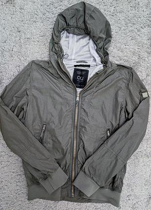 Очень классная ветровка calvin klein jeans, size xl(подойдет также на l), состояние идеальное, фурнитура ideal,плчи 54 подпятника 64 рукав 69 длина 69