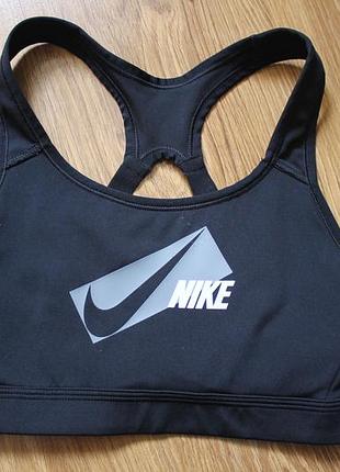 Черный спортивный топ nike оснащен фирменной технологией dri-fit