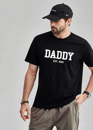 Футболка з принтом «daddy est.» — на день батька, іменний подарунок татові / найкращому батьку під замовлення.