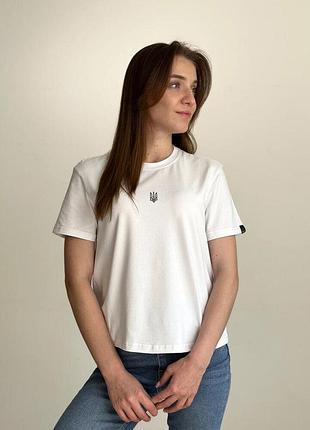 Футболка жіноча біла бавовняна з вишивкою герб базова