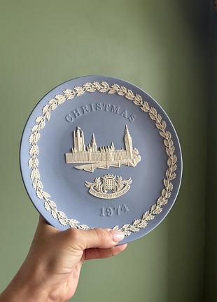 Це колекційна тарілка wedgwood jasperware 1974 року випуску, присвячена різдву.на тарілці зображено рельєфний вестмінстерський палац