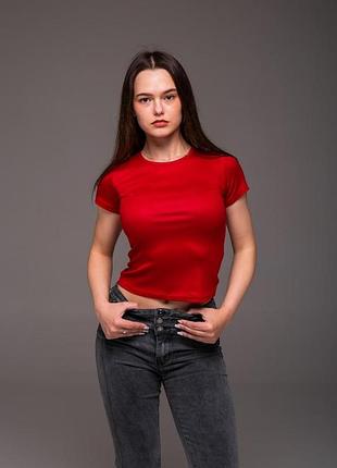 Женская футболка красная короткая