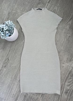 Базова сукня zara бежевого кольору віскоза розмір s