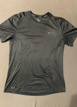 Чоловіча спортивна футболка nike dri-fit running, виконана в сіро-чорному кольорі зі спеціальною перфорованою («дихаючою») текстурою тканини.