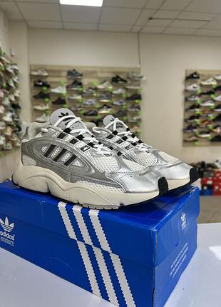 Мужские кроссовки adidas ozmeil silbver, 
дышащая сетка, вьетнам 
в коробках , 
арматизирующая подошва, укрепленная пятка.
44-28см