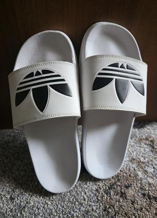 Шлепанцы adidas.