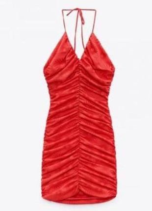 Женское мини платье с драпировкой и обнаженными плечами от zara