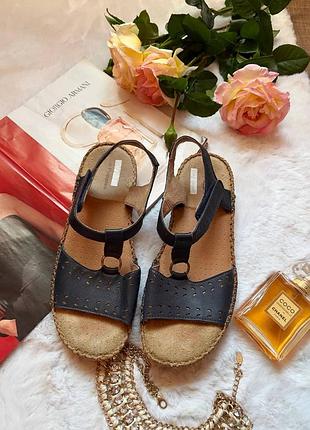 Зручні та комфортні босоніжки 41розмір hush puppies