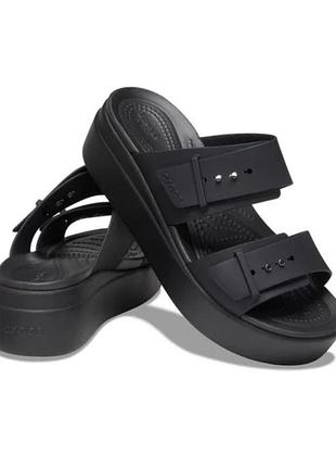Женские сандалии crocs women sandal, brooklyn buckle frosted low wedge, black, черные