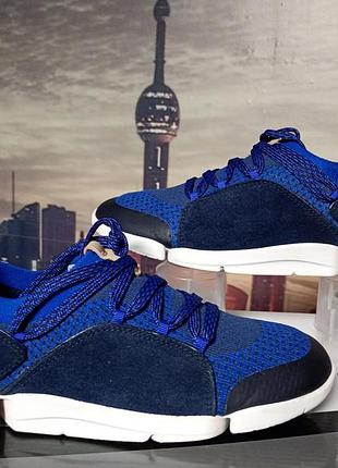 ​жіночі технологічні кросівки clarks. модель tri aeris у насиченому синьому кольорі (electric blue/navy) артикул: 261310934040, розмір 37, індонезія