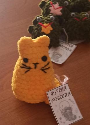 Котик-красунчик, ручная работа, з плюшевоi пряжi, дуже м'який, нiжний, пухнастий.