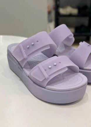 Женские сандалии crocs women sandal, brooklyn buckle frosted low wedge, purple moon, прозрачно-фиолетовый