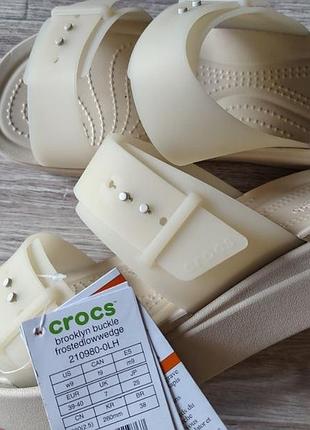 Женские сандалии crocs women sandal, brooklyn buckle frosted low wedge, sandstone, бежево-прозрачный w9/39-40