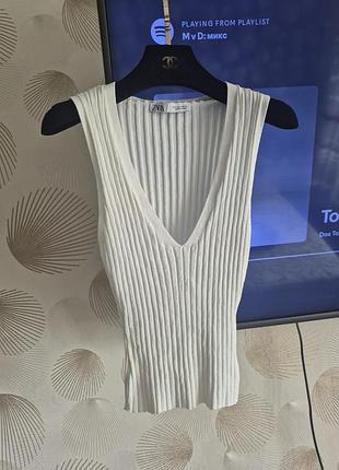 Базовый топ в рубчик zara v-образный вырез вискоза
