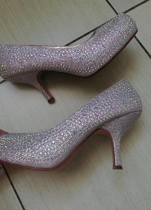 Серебристые туфли