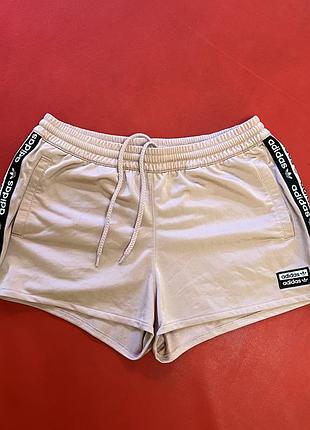 Жіночі шорти adidas з лампасами