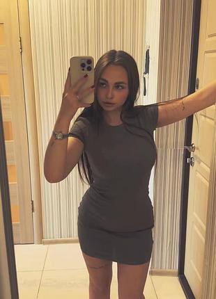 Продаю два плаття, носила один раз, сіре за 450 а випускне за 800