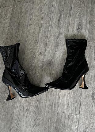 Лакированные ботильоны zara имеют острый носок и фигурный каблук.