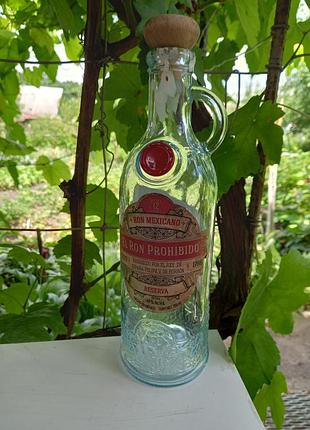 Стеклянная бутылка графин из мексиканского рома