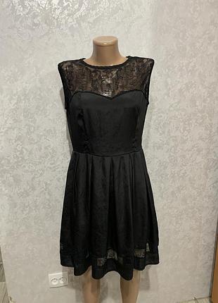 Чорна сукня з мереживом