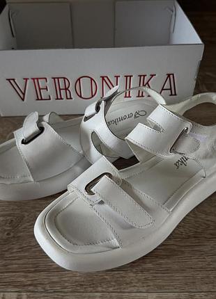 Босоніжки шкіряні
