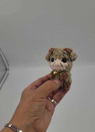 Мягкая вязаная игрушка брелок течь