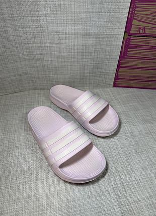 Оригінальні шльопанці adidas