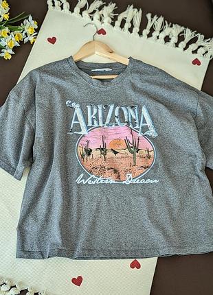 Серая футболка свободного кроя в принт arizona