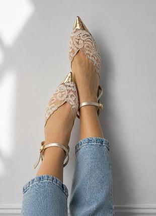 Трендовые кружевные слингбеки на плоской подошве