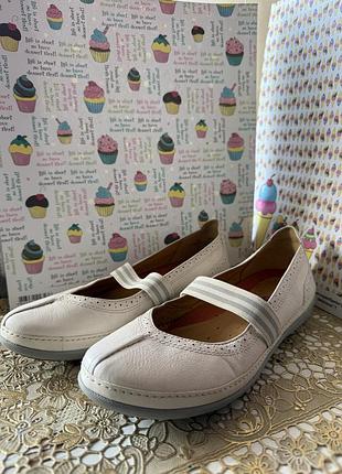 Шкіряні білі балетки clarks