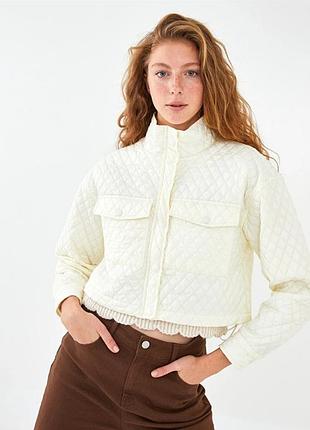 Жіноча укорочена стьобана куртка bershka