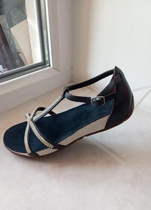 Босоніжки бренду clarks верх та устілка натуральна шкіра.  uk   3,5    eur   36