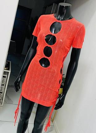 Яркое мини-платье prettylittlething с вырезами (uk 14 / xl)