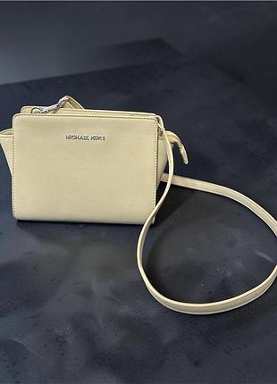 Бежева прямокутна сумка крос-боді середнього розміру michael kors