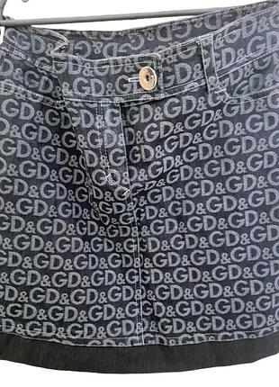Джинсова міні-спідниця від dolce & gabbana з жакардовим візерунком з монограмою d&g по всій поверхні.