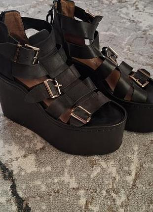 Босоніжки на танкетці jeffrey campbell