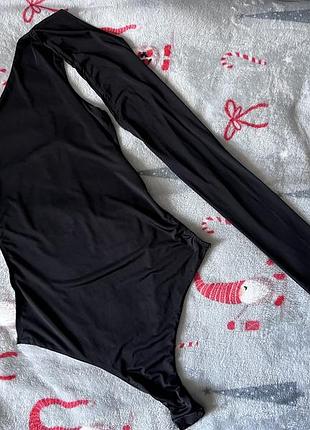 Елегантне чорне боді на одне плече prettylittlething | xs–s | ідеальна базова річ