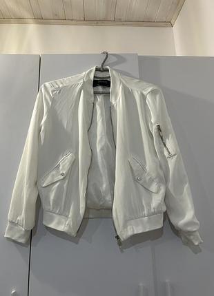 Білий бомбер zara